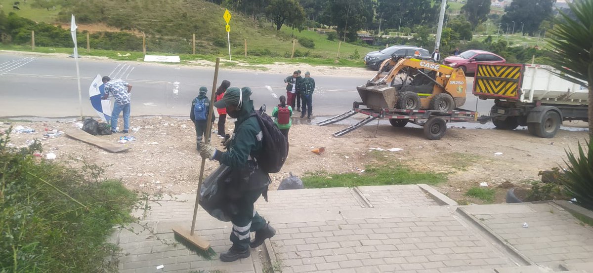 UsmeAlcaldia's tweet photo. #NuestraLabor ✅ Durante el fin de semana nuestros Gestores de seguridad y convivencia acompañaron la jornada de intervención liderada por @Promoambiental_ y @Ambientebogota sobre puntos críticos por mala disposición de residuos en barrio Villa Anita.
¡Cuidemos lo nuestro! https://t.co/C4SC3W3RRZ