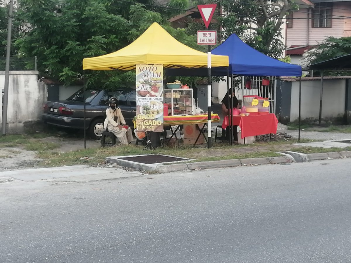 Guyss, this kedai soto in gombak sumpah sedap soto dia. Very generous portions too for only RM7 with the nicest lady selling it. Tapi x laku, semalam they had only 3 customers. Serious kesian. If you're in Taman Melati give her soto a try okay? Her gado2 looks good too