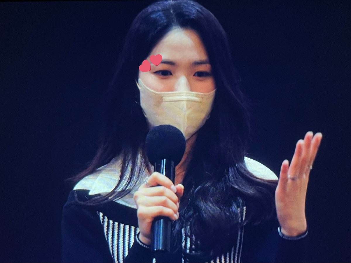 fig_pink's tweet photo. 세상에서 제일 귀여운 치즈스틱 지휘자.. 다들 어때? #불도저에탄소녀 #김혜윤 https://t.co/awGwVjULlh