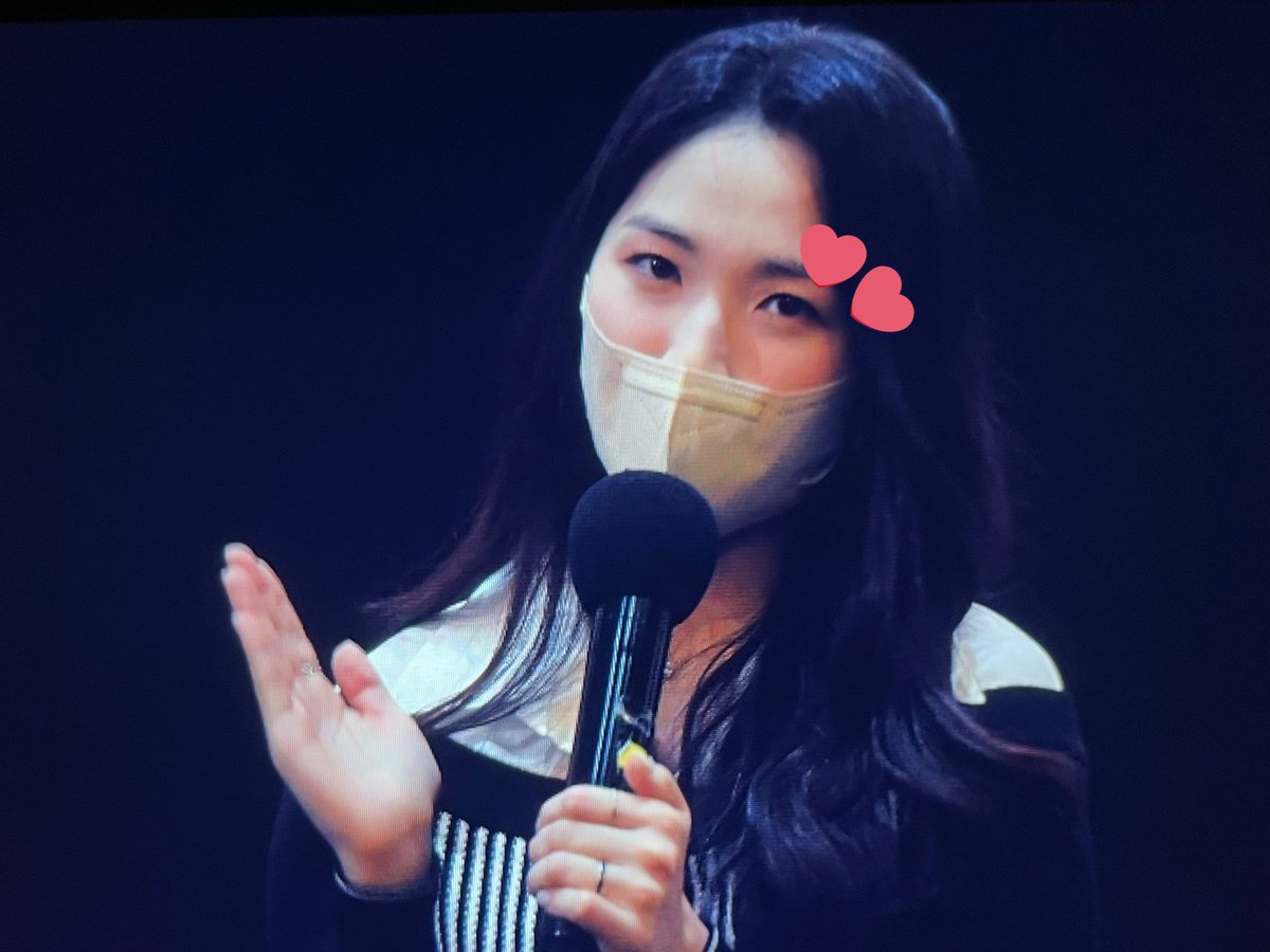 fig_pink's tweet photo. 세상에서 제일 귀여운 치즈스틱 지휘자.. 다들 어때? #불도저에탄소녀 #김혜윤 https://t.co/awGwVjULlh