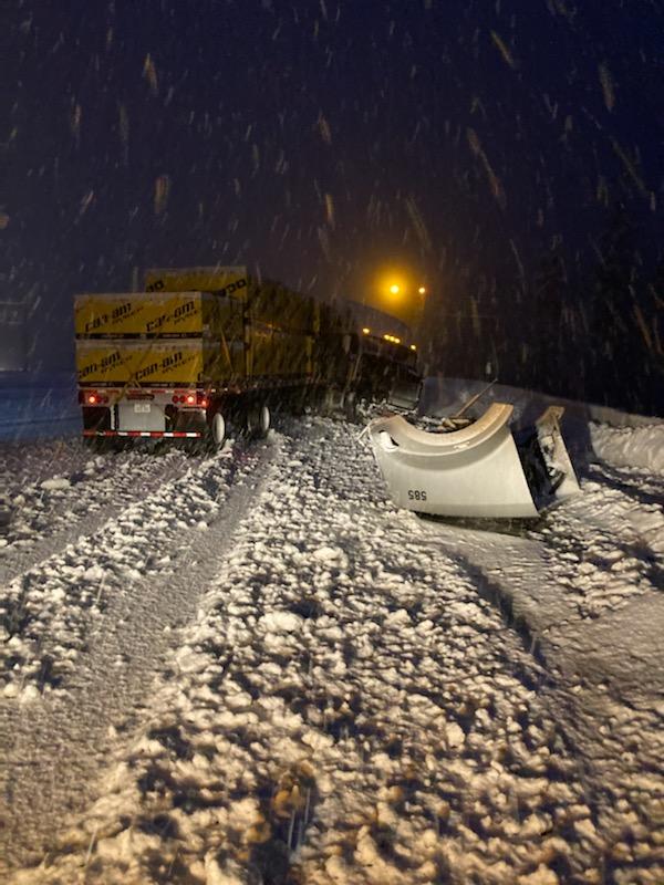 SnoqualmiePass's tweet photo. Semi truck did not chain up &amp; jackknifed. Currently blocking the right lane on westbound I-90 near the summit. https://t.co/dBYkisPZlX