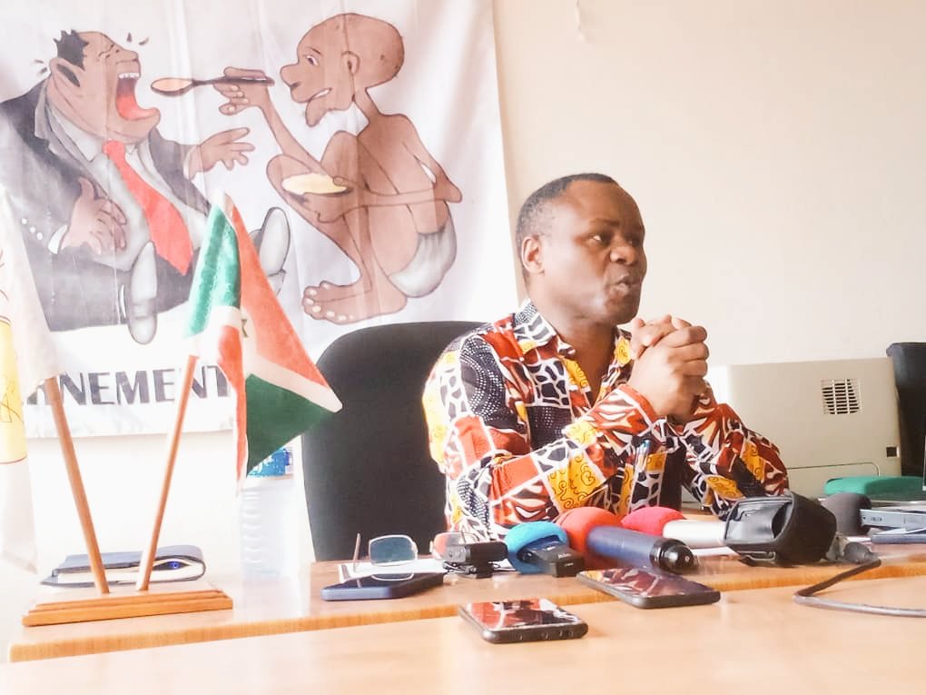 AgasekeTv's tweet photo. #Burundi Selon @GabrielRufyiri ,le rapport de l'année 2021 a  enquêté sur 147 dossiers et 68  ont causé préjudice financier à l'Etat. "Les marchés publics, l'administratio locale et les Eses à participatio publiq sont les secteurs les plus touchés par la corruptio", indique-t-il https://t.co/jf57kLLVMp