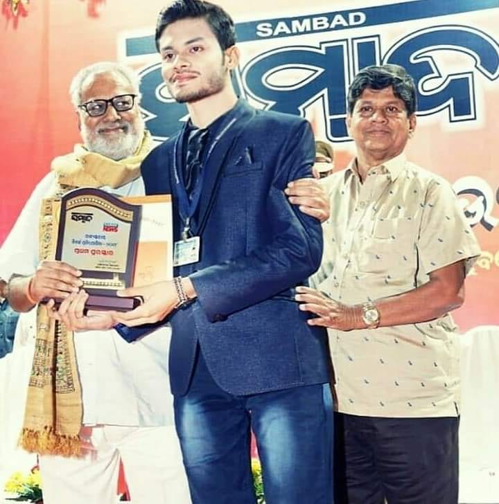 Kirankumarr23's tweet photo. With His Excellency Hon'ble Governor Of Odisha Prof. Ganeshi Lal Ji & Hon'ble MP , RajyaSabha ( Then ) Sri SoumyaRanjan Patnaik Ji #StateLevelDebate #FirstPosition #Sambad #JayadevBhawan #Bhubaneswar #Memory https://t.co/kgBup0Xn7H