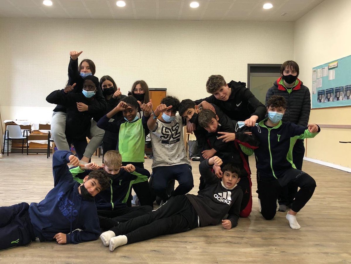 EpiaOlot's tweet photo. Últims assajos de Mapadeball! El coreògraf @JoaoLima ens envia un missatge de suport i alguns consells per encarar la recta final #mapadeball2022 #dansacontemporania #apuntpelsismograf #tribu2nESO https://t.co/wzDHJyyUrv