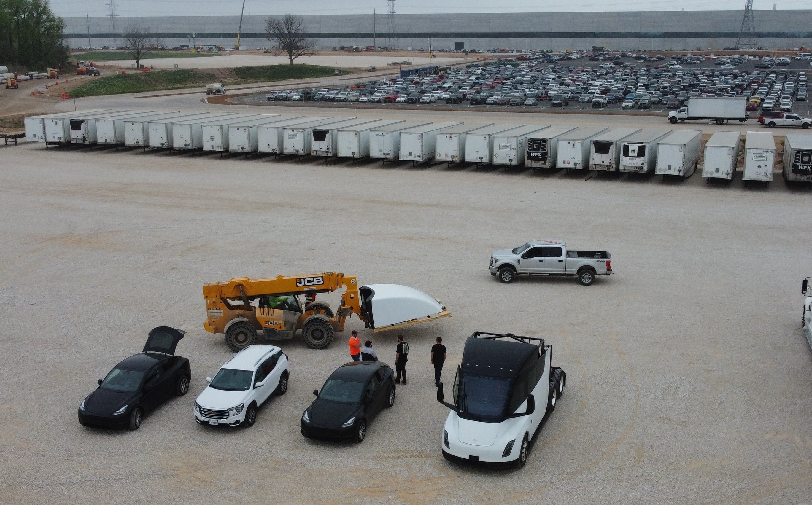 Tesla Semi pays a visit to Giga Texas ahead of Cyber Rodeo event