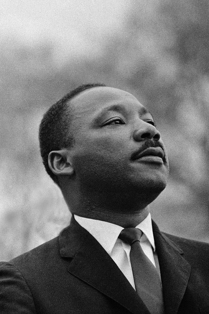 FotosDeFatos's tweet photo. "O que mais preocupa não é o grito dos corruptos, dos violentos, dos desonestos, dos sem caráter. O que mais preocupa é o silêncio dos bons" Martin Luther King Jr.
Hoje se completam 54 anos da morte de Martin Luther King Jr,. #MLK54 #MLK54anos https://t.co/L9jhGiQjpq