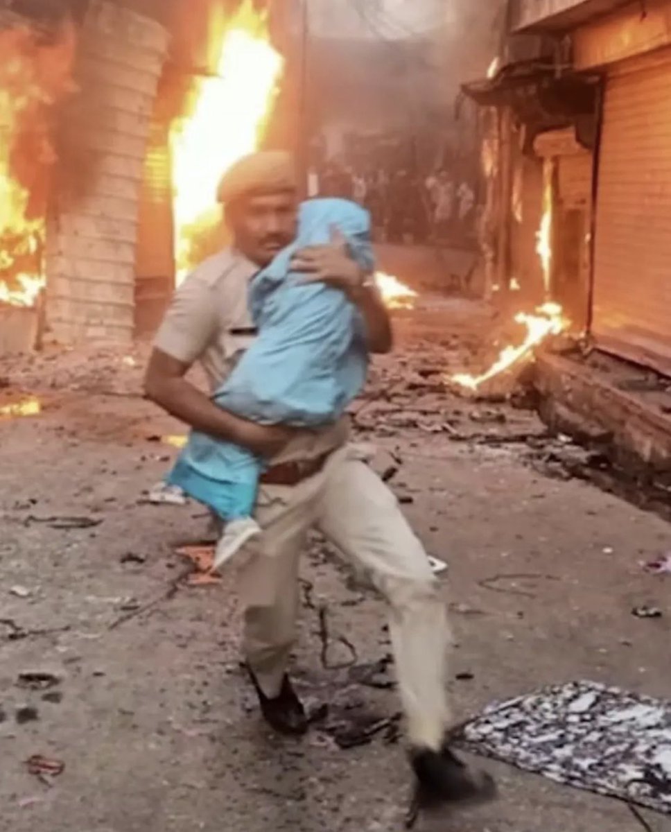 JaswinderBisla's tweet image. SuperCop SuperHero 👍🙏 #NetreshSharma @PoliceRajasthan