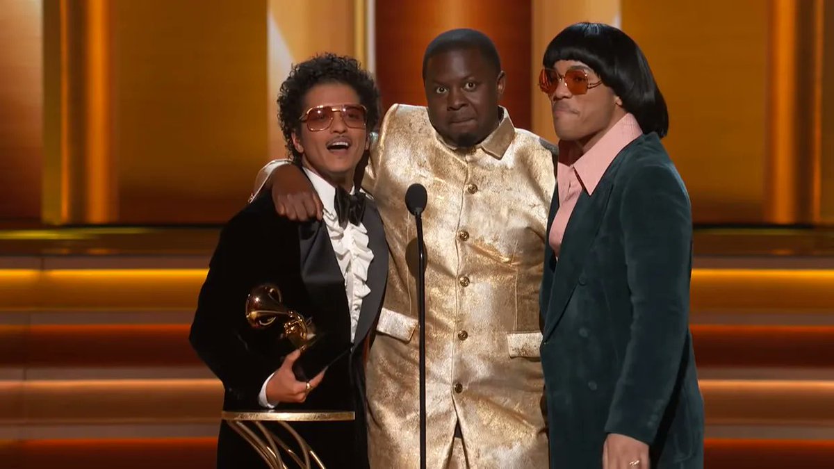 Humo's tweet photo. Zelenski’s speech, een eerbetoon aan Taylor Hawkins en nog meer grapjes over dé klap: de Grammy’s in een notendop https://t.co/JQhpHWLUWj https://t.co/6HHLLrv0WG