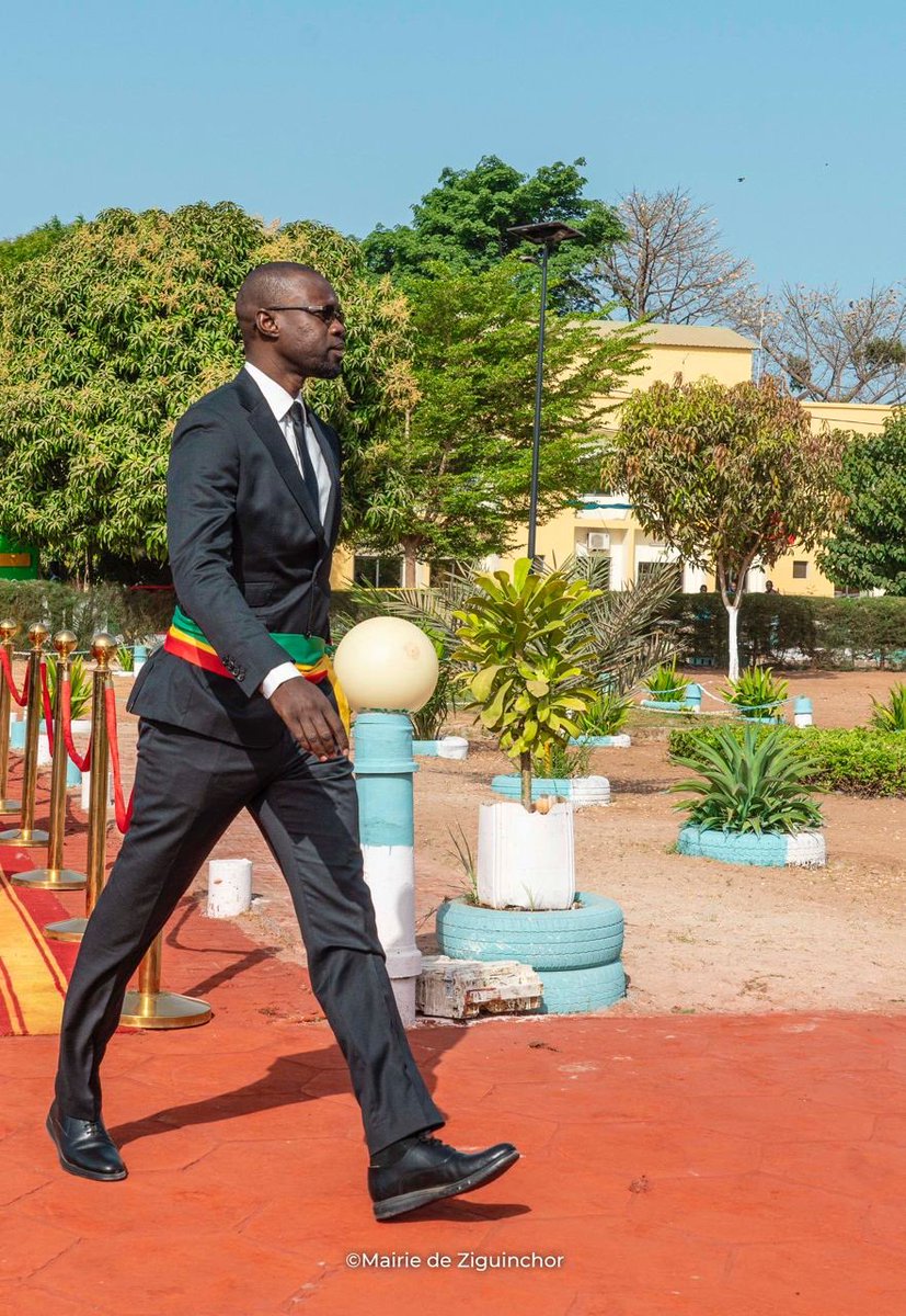 SonkoOfficiel's tweet photo. C’est avec beaucoup de fierté et d’espoir que j’ai assisté au défilé militaire de ce lundi 4/4/22 à Ziguinchor, en compagnie de toutes les autorités locales.
Je remercie le Cmdt de la Zone Sud, le colonel Cheikh Thierno Ndour pour cette invitation et profite de la célébration… https://t.co/hjsPL41ZAE