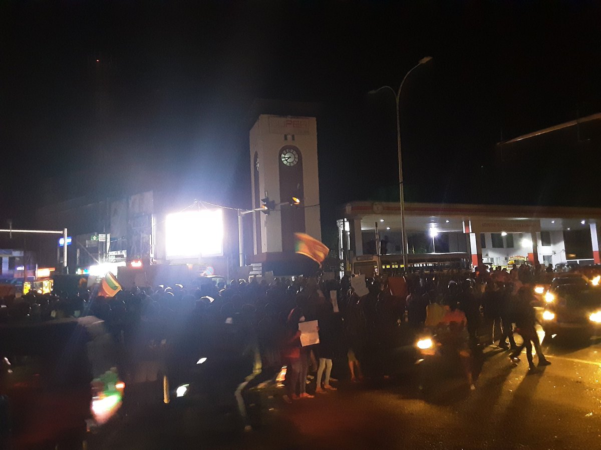 SriLankaTweet's tweet photo. Massive night protest happening in Panadura. Heavy traffic  #LKA #SriLanka #SriLankaCrisis https://t.co/fcyu9xF2tt