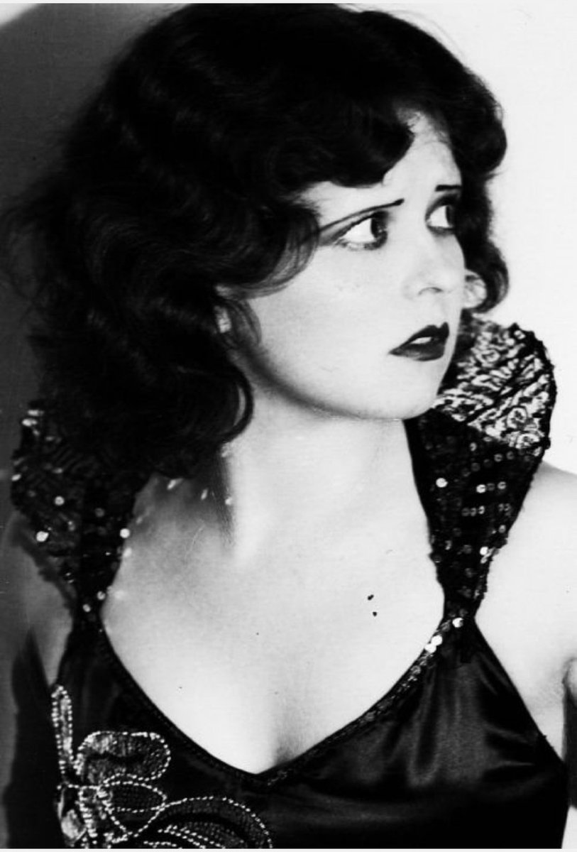 Look at that fab black lace collar of this top worn by Clara Bow, the original IT-girl of the roaring 20's♡
#moviestar #lacelove #clarabow #bettyboop #lingeriefashion #laceoftheday #itgirl #roaring20s #1920slingerie #celebrityinlace #lacelingerie #lacelingerieasouterwear #lace