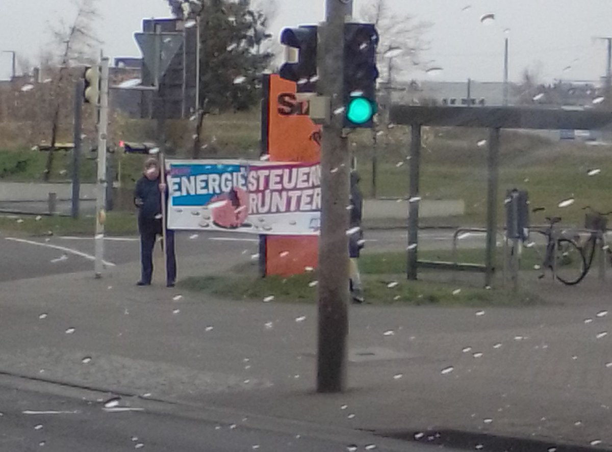 Gia_Felino's tweet photo. Die #noAfD startet den heutigen Demomarathon an der Berliner Brücke in #Leipzig
Später demonstriert die @linke_sachsen @dieLinke gegen steigende Lebensmittelpreise. BITTE! (bevor es wieder andere tun)
#le0404 #dd0404 https://t.co/MvlSpZ8nrB