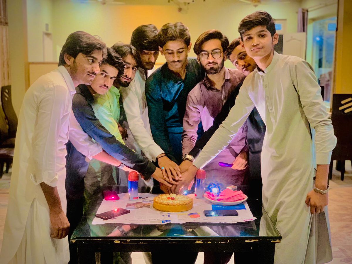 AltafMeer110's tweet photo. Last Night Birthday Celebration...🌷❤
#ThankuYarooo❤
#Cakemurder
#Tinhasian 😋 https://t.co/t5jRSanbq9