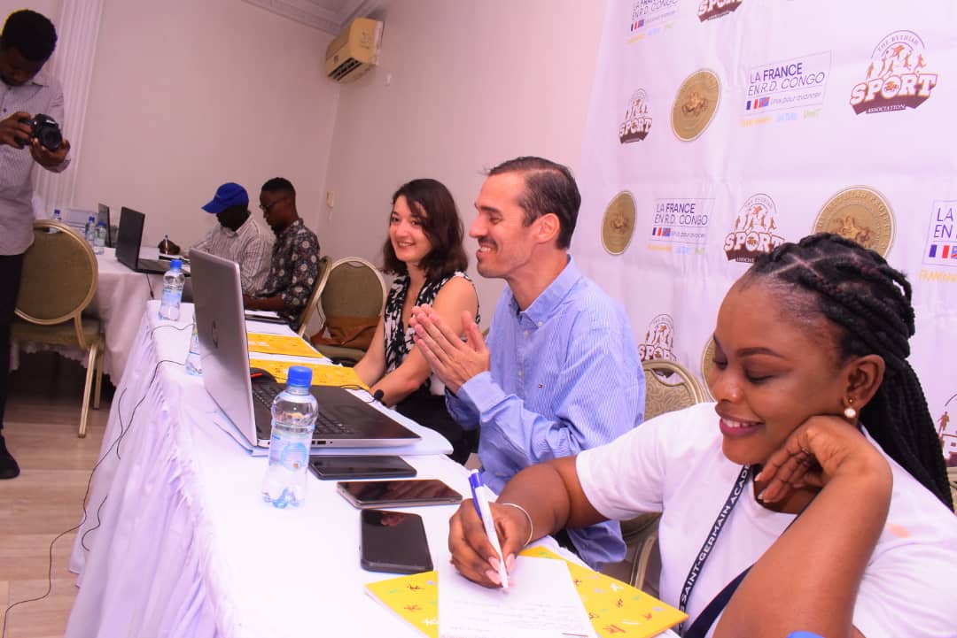 AmbaFranceRDC's tweet photo. #coopération #sport 🇨🇩🇫🇷
Lancement, ce jour à #kinshasa, d'une session de formation d'une semaine, pour les encadrants sportifs, financée par @AmbaFranceRDC, en partenariat avec l'ONG @BythiahProject, la @FFCOmnisports et la Confédération Africaine de Badminton. https://t.co/75S3n5jFys