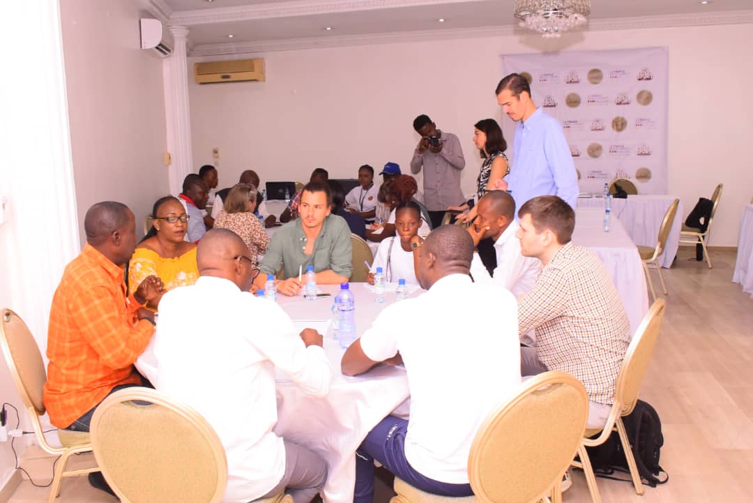 AmbaFranceRDC's tweet photo. #coopération #sport 🇨🇩🇫🇷
Lancement, ce jour à #kinshasa, d'une session de formation d'une semaine, pour les encadrants sportifs, financée par @AmbaFranceRDC, en partenariat avec l'ONG @BythiahProject, la @FFCOmnisports et la Confédération Africaine de Badminton. https://t.co/75S3n5jFys