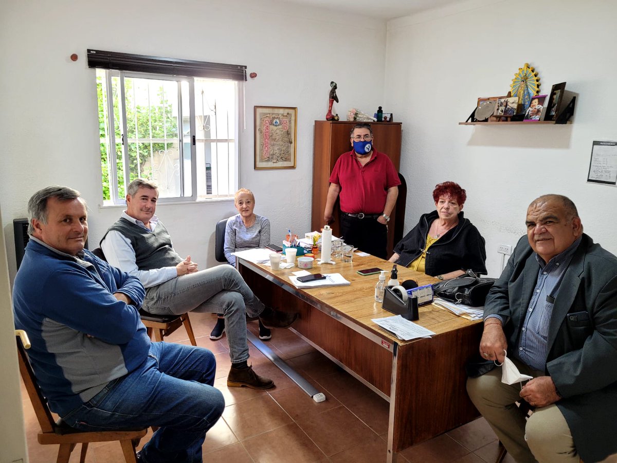 SindicatoDSalud's tweet photo. #HaceInstantes Delegación #MarDelPlata del @SindicatoDSalud @vascozubieta junto a @JulioCReynoso4 se reunió con la Secretaria de Prev. y Acción Social Haydee Burgos y Delegados de la Region para tratar diferentes problemáticas. https://t.co/yBCbiORZYC