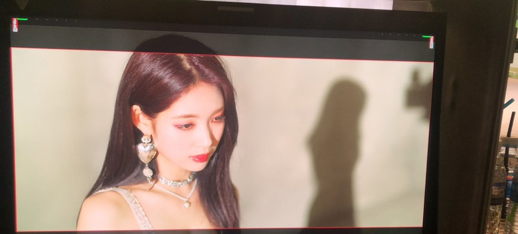 idegeul's tweet photo. 🍊💌 — Fancafe

Tittle: Goodbye au revoir adiós
" Ini adalah musik video di belakang layar, aku menemukan foto dari Adios wkwk Syeon 21 tahun " https://t.co/C099Payc2a