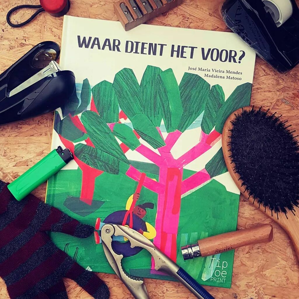 kinderboekbaas's tweet photo. 'Waar dient het voor?' van Tiptoe Print door José Maria Vieira Mendes en Madalena Matoso. Een bijzondere filosofische essay verpakt in een indrukwekkend felgekleurd prentenboek. De recensie is nu te lezen op https://t.co/jEawFkMdUk.
.
.
#kleurenpracht #… https://t.co/etxM49LIxE https://t.co/sL2PmjEUPw