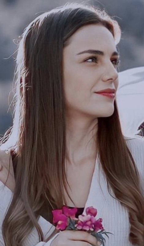 Her kopru kirildiğinda, donup donup bu meleğin fotolarina bakmak bana huzur veriyor😍 
her ne kadar #Ayfer i kalbimde başka bir yere koysamda💕 bu dizi bana bu muhteşem kadini kazandirdi🌸
İyiki #YagmurTanrisevsin