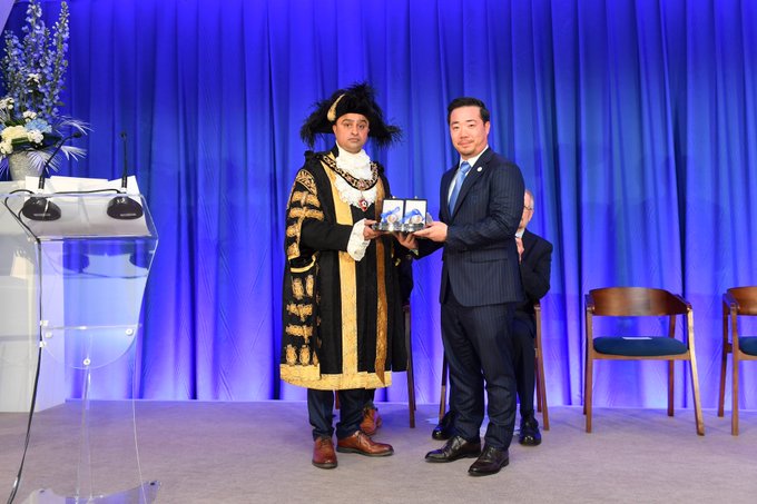 Chairman Khun Aiyawatt Srivaddhanaprabha receives the inaugural City ...