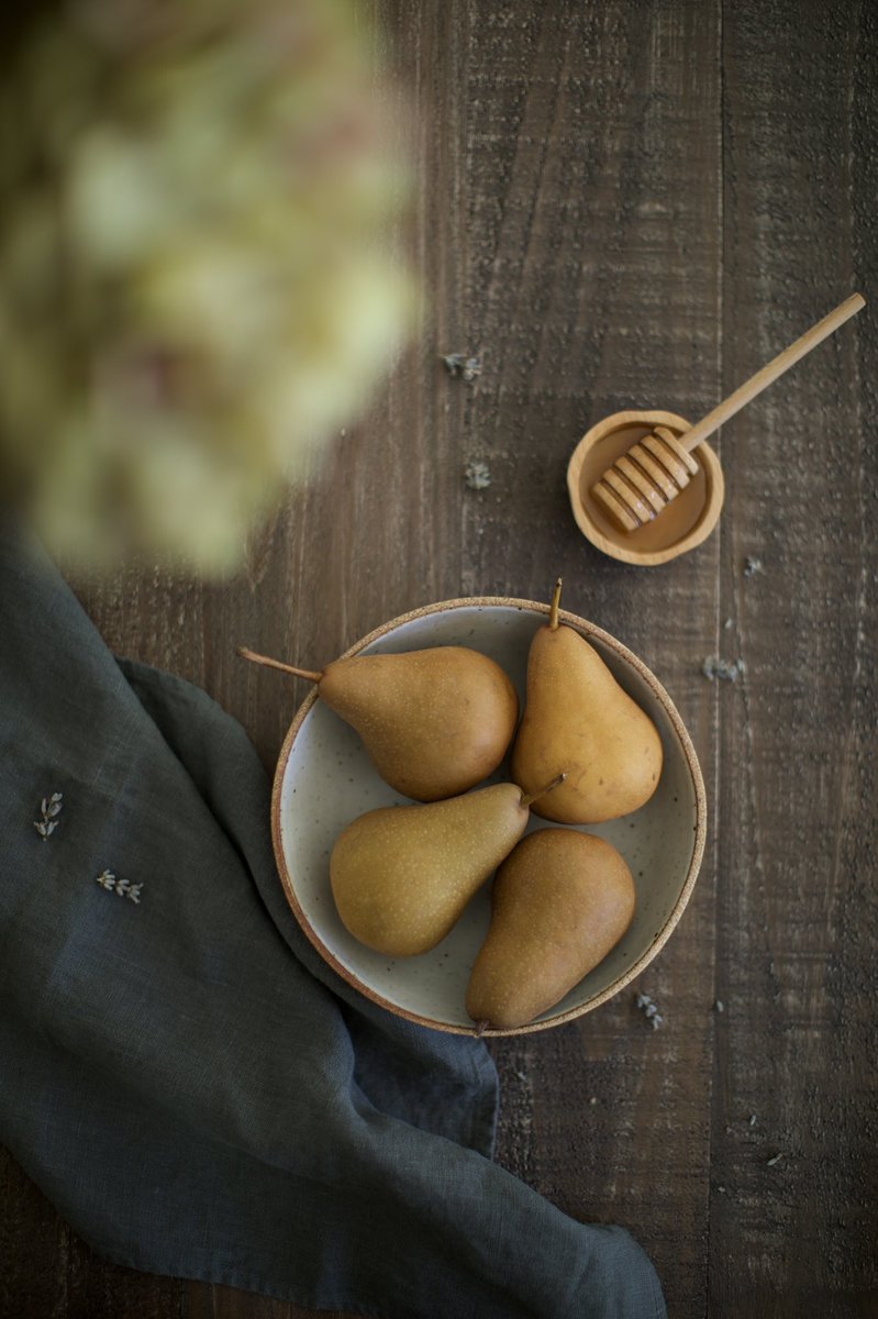 The pear-fect start to the week ☺️🍐 A fiber powerhouse and heart-healthy snack that’s ready to grab n go anywhere the Monday takes you! #snack #snacktime #pears #healthy #health