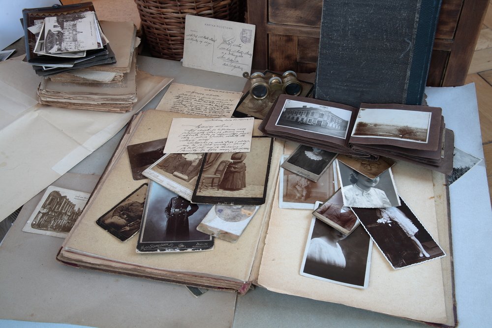 iscribbles's tweet photo. If you don’t have the time or the skills to write a full-length family history or life story, one way of presenting and preserving your family history or the story of your own life is to create a family photo book in which you tell your story through

https://t.co/3AlofZf6uZ https://t.co/NLBQgIqevo