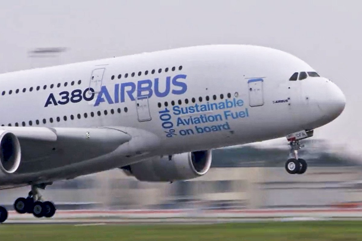 AeroDataScience's tweet photo. Holy #Crisco. Consider this @Airbus flight: 27 tons of unblended #SAF were provided by TotalEnergies for this flight. The SAF was made from Hydroprocessed Esters and Fatty Acids (HEFA), free of aromatics &amp; sulfur, or primarily used cooking oil + other waste fats. #FrenchFries https://t.co/lXf1nwM5Zs