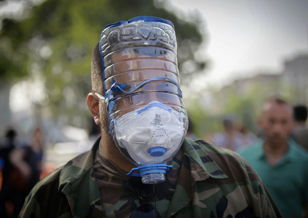 Rasikalink's tweet photo. DIY tear gas protection mask. 🙂 #LKA #SriLanka #SriLankaCrisis #SriLankaEconomicCrisis https://t.co/CG8txps07D