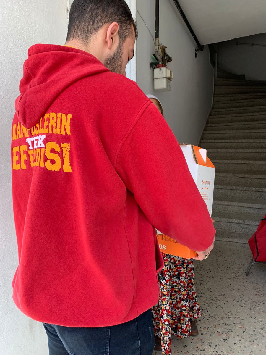 uAUNIBursaTek's tweet photo. Ramazan ayı münasebetiyle hayırlara vesile olmak, bu mübarek ayın bereketini paylaşmak için ihtiyaç sahiplerine yardım kolilerimizi ulaştırdık. 

Birlik ve beraberlik içinde huzur içinde geçireceğimiz, hayırlı Ramazanlar dileriz.
#ultrAslanUNI https://t.co/ImQWYYxnbb