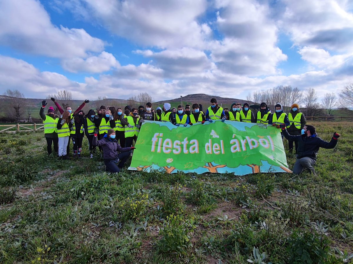 fundacionO2's tweet photo. #Arroyal #Burgos
Fresca mañana en la que hemos comenzado a plantar este nuevo parque urbano, con los alumnos de 3º ESO del IES Conde Diego Porcelos de la capital. Buen trabajo y más importante aportación
#plantación #csirios https://t.co/PadK0FcLgP
