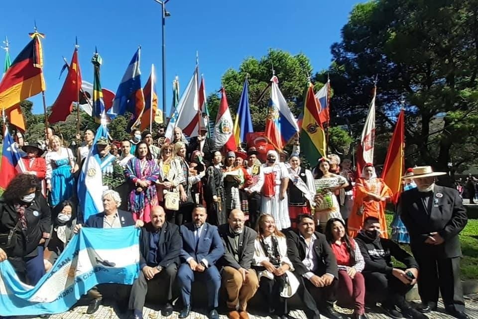 DGColectividad's tweet photo. Con Las colectividades, en Plaza San Martin,  homenaje a los combatientes de Malvinas, en el 40 aniversario. @dgarciavilas @emmaferrario @gracielaocana @RomanoFlorOk @Berretin https://t.co/WuQOsYQvhs