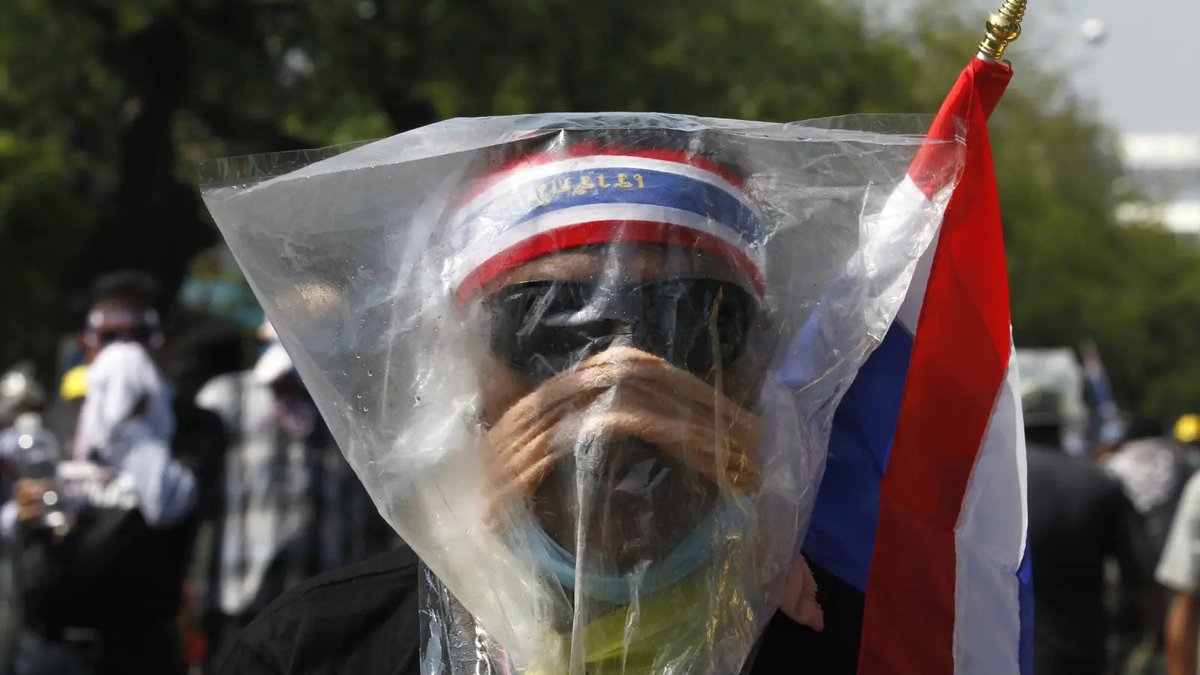 Rasikalink's tweet photo. DIY tear gas protection mask. 🙂 #LKA #SriLanka #SriLankaCrisis #SriLankaEconomicCrisis https://t.co/CG8txps07D
