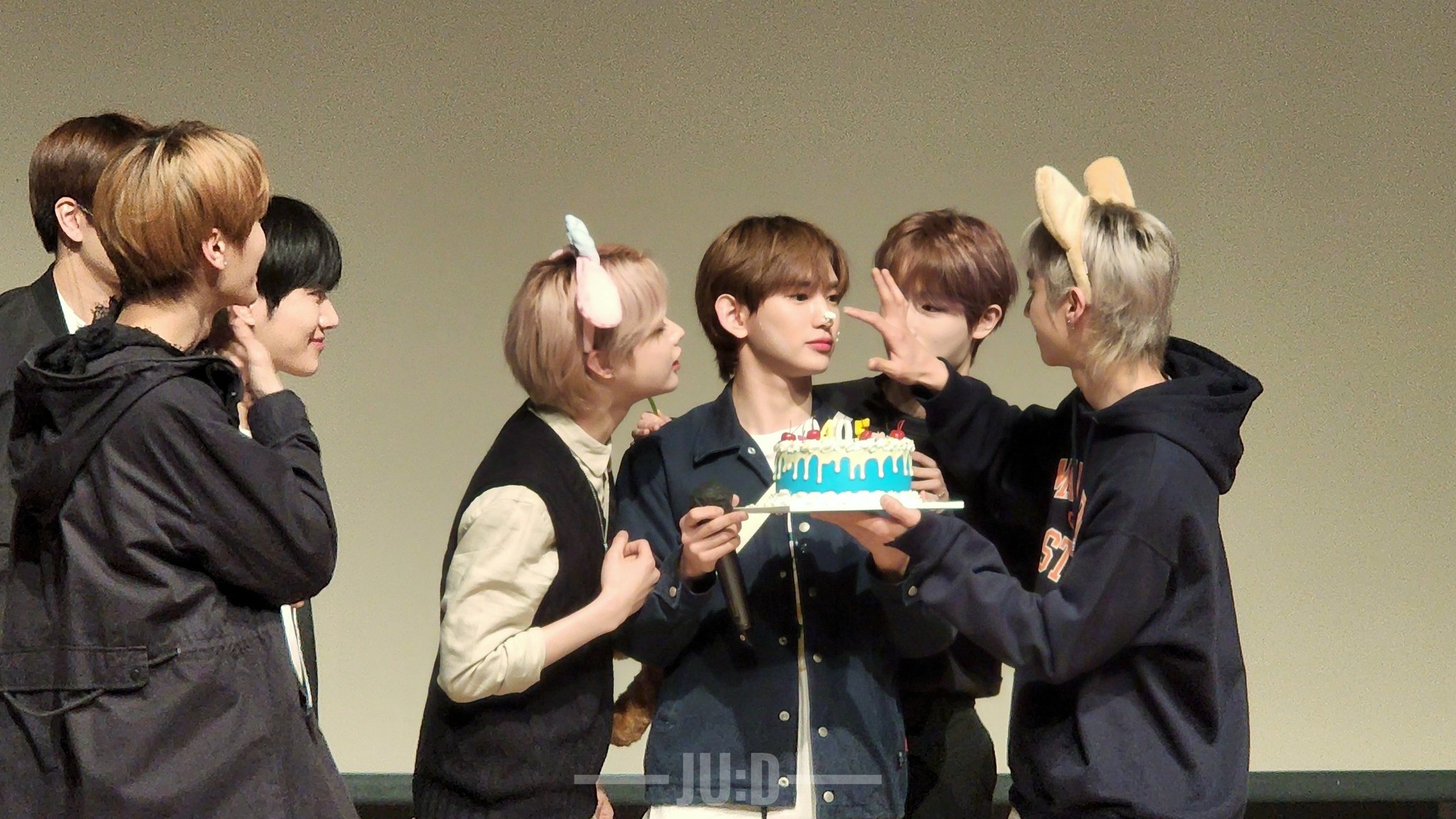 [잡담] 유급하자고 외치고 다녔던게 엊그제같은데 데뷔를 해서 멤버들이랑 생일축하하는 날이 오다니......... (감격) | 인스티즈