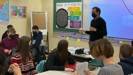 CBCNB's tweet photo. 19 pediatricians call on province to reinstate mandatory masks in schools: https://t.co/jczjgiL8Lx https://t.co/sGa1l2w5N7