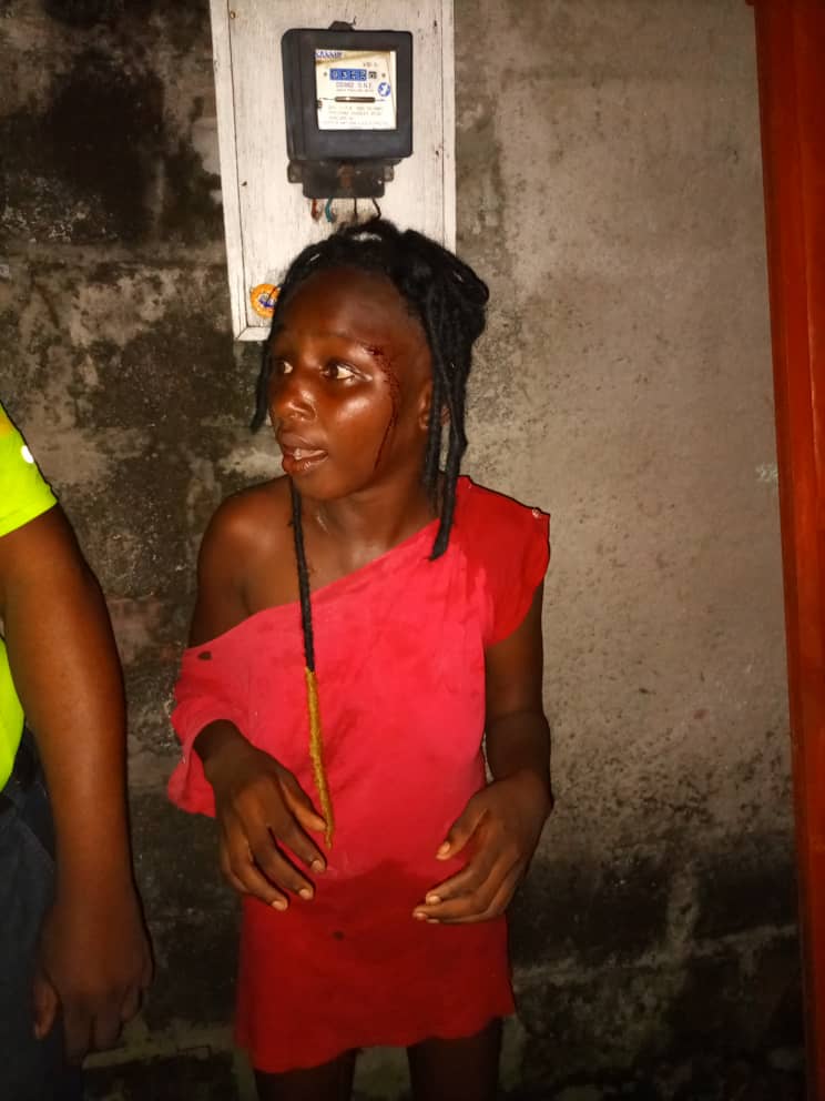 SeverinArsene's tweet photo. Un trafic d'enfants sournois mais efficace inquiète les parents #ChezMoiAuCongo Cette jeune dame,entre les mains de la police, a été arrêtée pour avoir enlevé un enfant de 2 ans à Kanga Mbanzi https://t.co/NubUaBTP1G