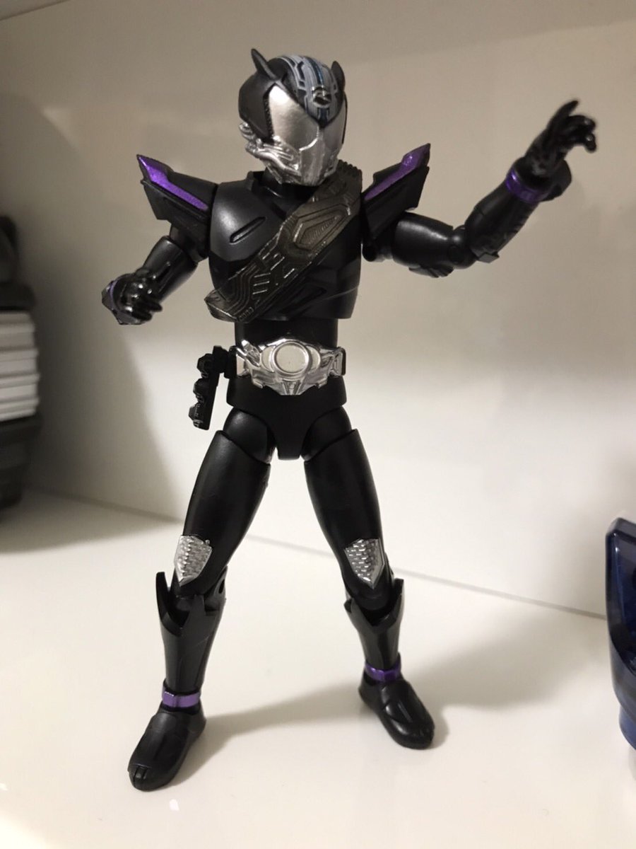 leadlear315's tweet photo. 掌動買ったけどポージング下手くそすぎて
「すみません、肩にゴミついてますよ」
みたいなポーズになった
#掌動 
#仮面ライダー
#食玩 https://t.co/sNxpCeAnOj