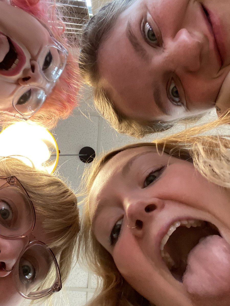 prodigalegg's tweet image. me when i have friends and we’re cool and fun and love a good laugh :-)