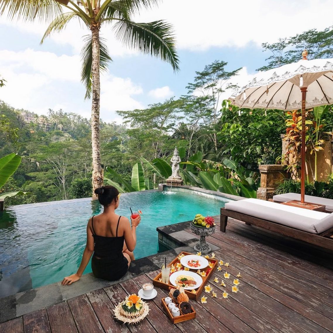 Breakfast in bed? How about brunch by the pool instead? 🍹

(image via @luxurytravelandhotels)

#breakfastwithaview #breakfastviews #infinitypool #breakfastbythepool #poolsidebreakfast #honeymooninspo