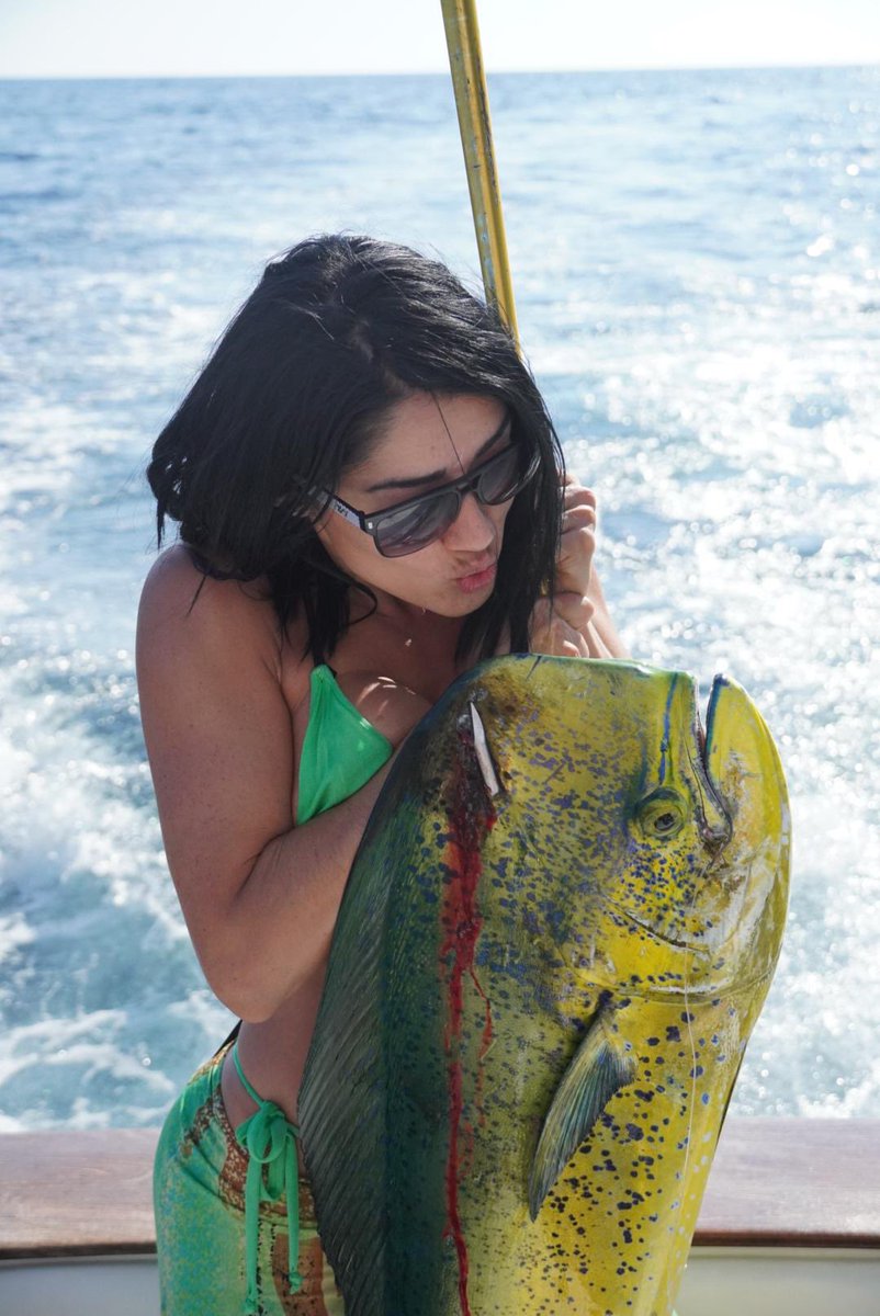 MJK5113's tweet photo. First they love you, then they gaffe you in the head. #MondayMood #MahiMonday #FishKiss #LadyAngler https://t.co/YcObEjM0Pe