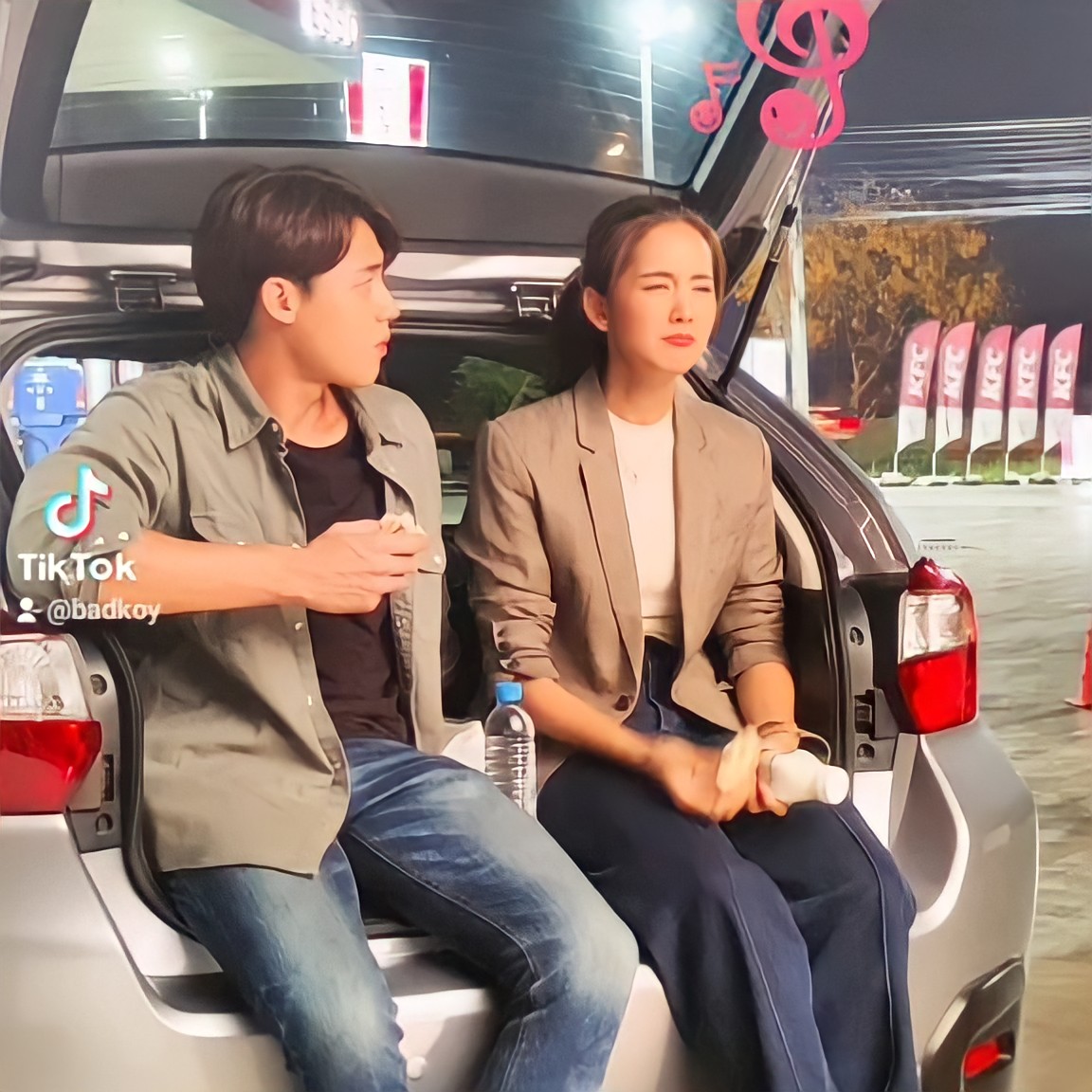 hi_seerung's tweet photo. ต้าวโบว์เป็นอาร๊ายยย ไม่ใช่ๆต้องรีน่าสิ 😁 // ดูหน้าคุณกรณ์🤣🤣

#หมากปริญ  #โบว์เมลดา 
#ใต้เงาตะวัน https://t.co/3BhhqtC4bE