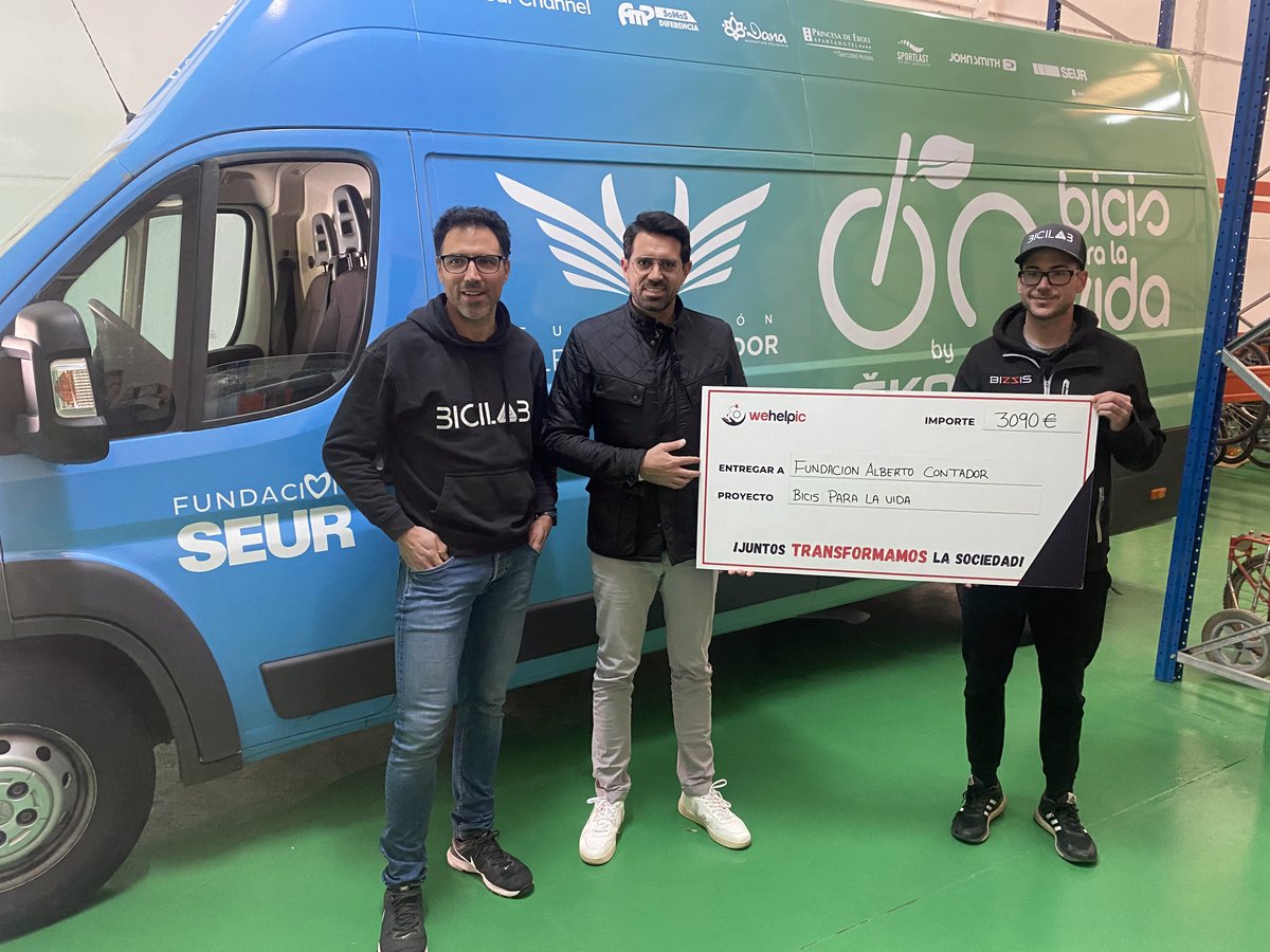 BicisparalaVida's tweet photo. 📌 #MillonesDeGracias. "Bicis para la Vida by ŠKODA recibe los más de 3.000 euros recaudados durante el ‘Bizzis Algarve Solidario’ de #BizzisTeam, #BiciLab y @wehelpic": https://t.co/NAp3M4hzlm. #BicisParalaVida #BicisParaLaVidabySKODA #BicisConUnaSegundaVida https://t.co/GtYf3ravOV