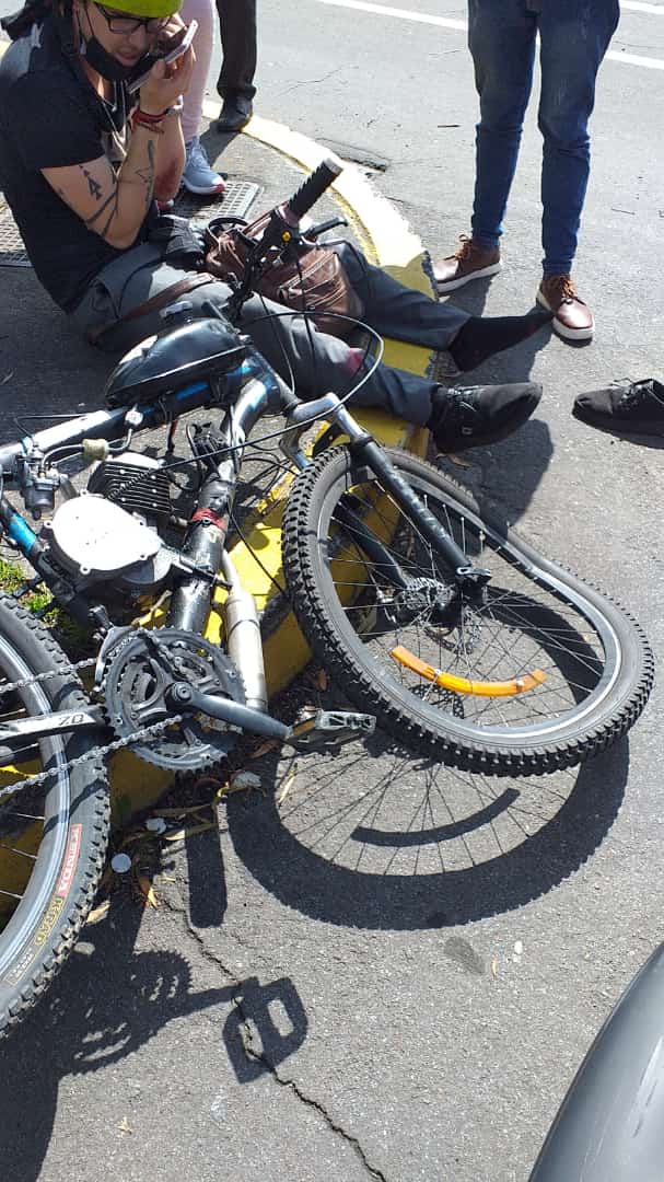 lombremono's tweet photo. Y hace minutos otro "accidente" está vez en la Ciclovía ¿Cómo lo van a justificar lxs propietarixs de bien? @alexismoncayo https://t.co/TOvIDgI9WD