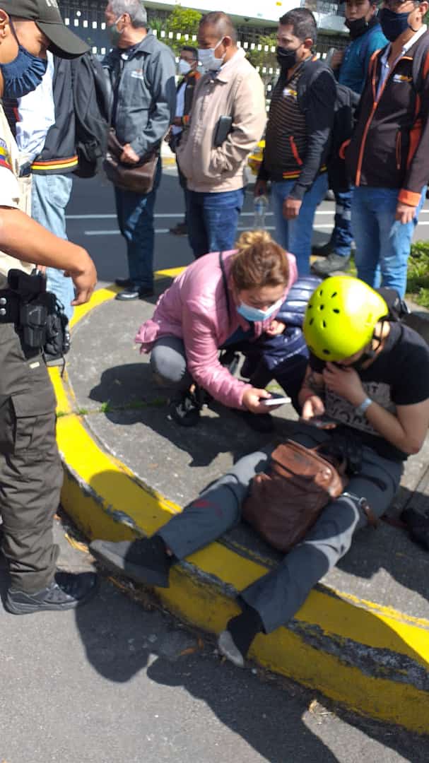 lombremono's tweet photo. Y hace minutos otro "accidente" está vez en la Ciclovía ¿Cómo lo van a justificar lxs propietarixs de bien? @alexismoncayo https://t.co/TOvIDgI9WD