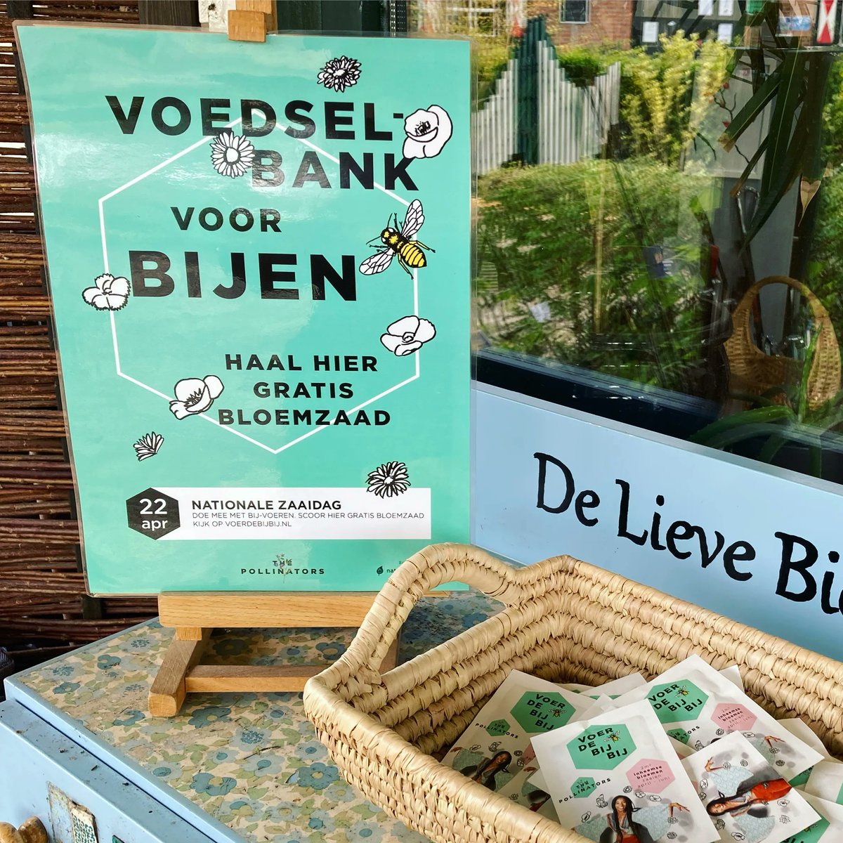 DDDiemen's tweet photo. #Diemen heeft vijf voedselbanken voor #bijen. Hier kun je de komende weken gratis bloemzaadjes ophalen. 22 april is het #nationalezaaidag รฉn 23 en 24 april is de #nationalebijentelling. Zaai en tel mee! Voor meer info: https://t.co/QoMtWuX5IV
#thepollinators #biodiversiteit https://t.co/LJiWcr2f4H