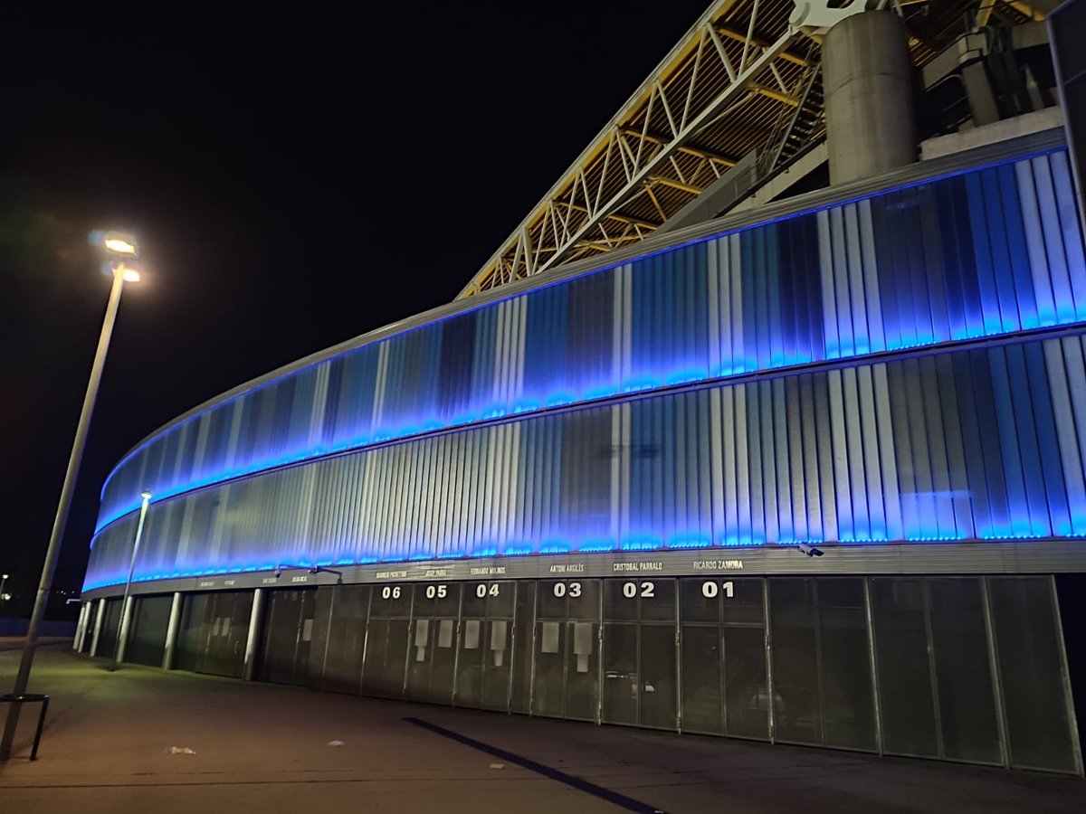 AprenemAutisme's tweet photo. 🔵Aquest dissabte l'estadi del @RCDEspanyol es va il·luminar de blau amb motiu del Dia Mundial de la Conscienciació Sobre l'Autisme.
🙌Moltes gràcies per sumar-vos!
#ConnectatAlBlau #AprenemCadaDia #NitBlava #diamundialautismo https://t.co/3pJHmOaB4P