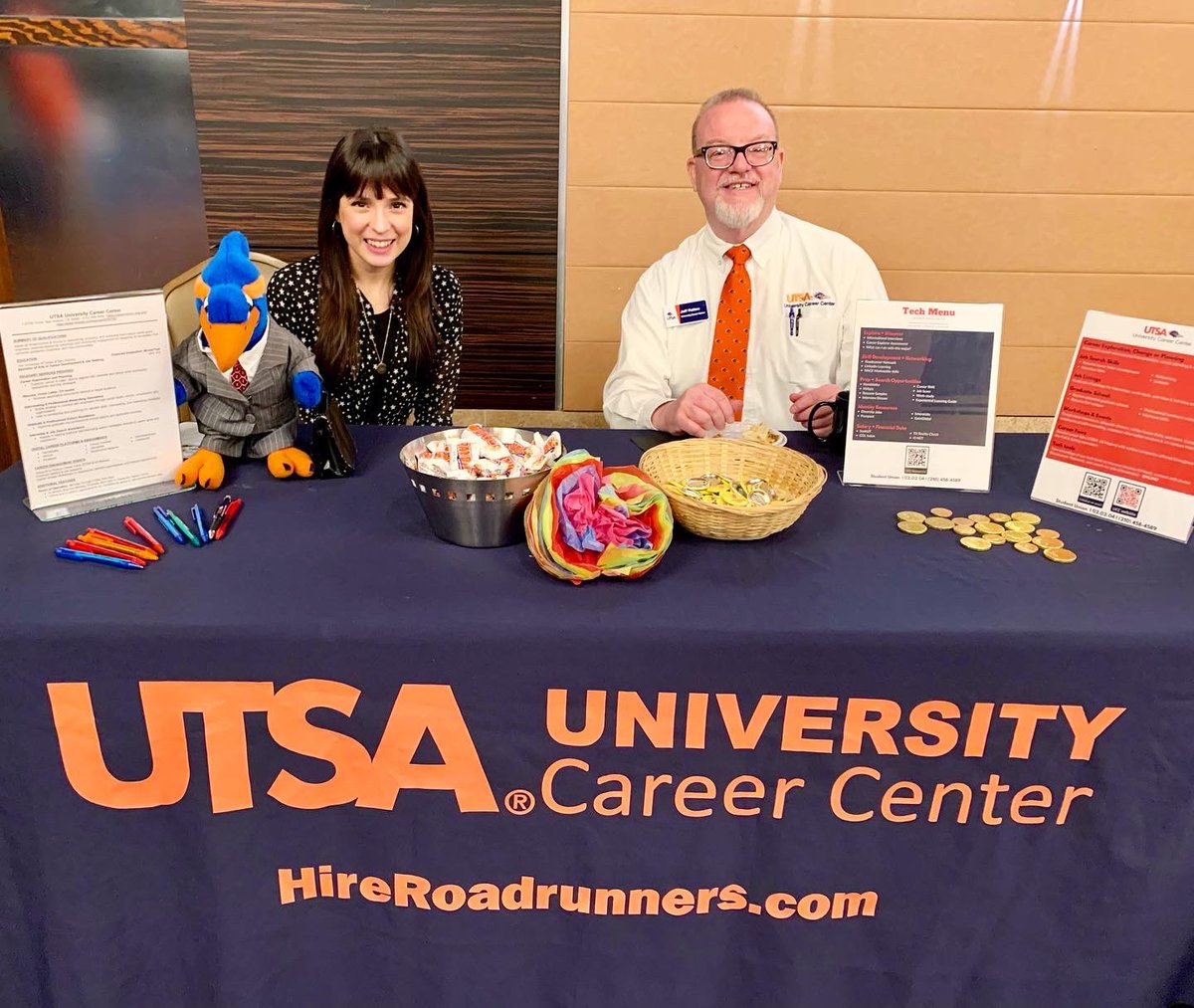 UTSAGradSchool's tweet photo. GSAW Kickoff is happening now 💙🧡 Stop by SU 2.01.28 between 10am and 12pm for free food and giveaways exclusively for graduate students!! #gsaw #utsagsaw #UTSA #birdsup #utsagradschool https://t.co/PJe3VZNpi1