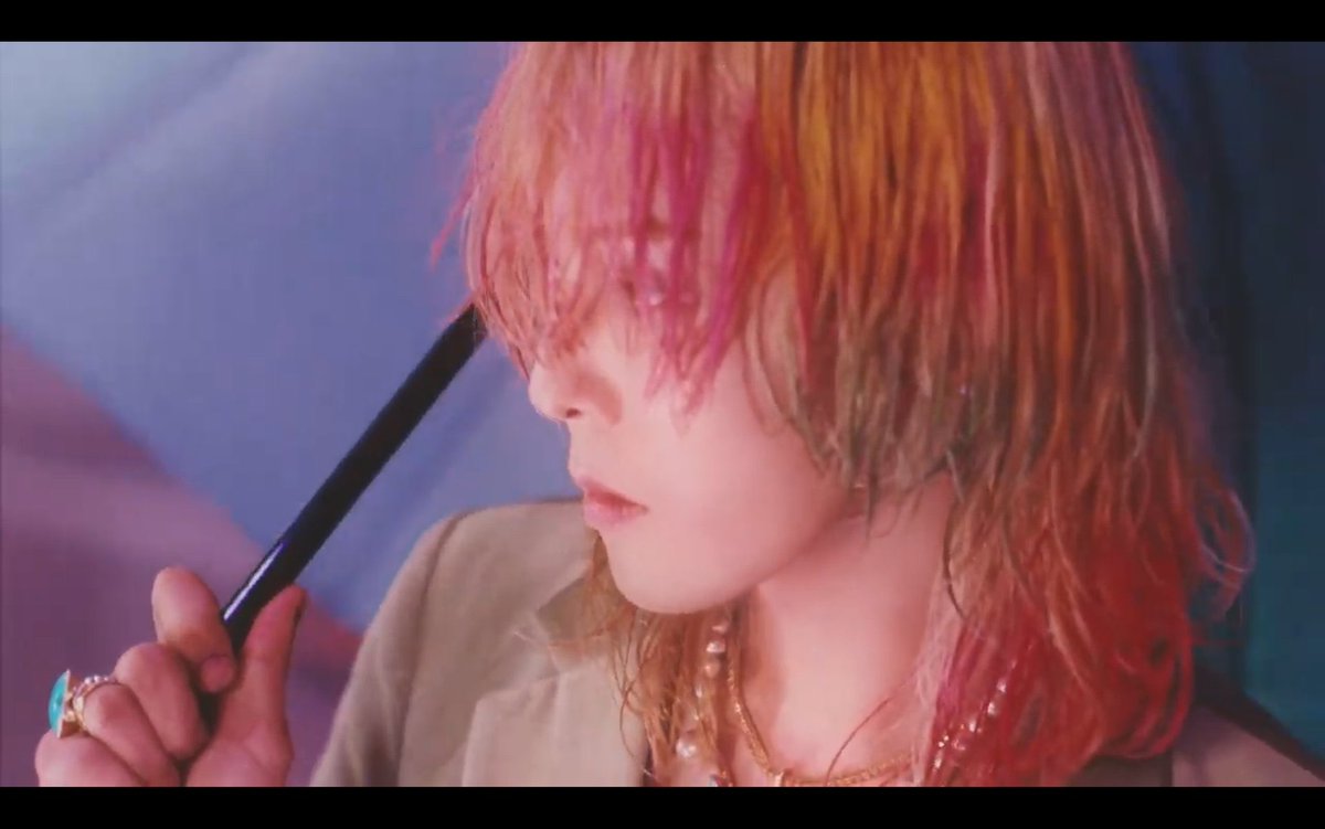 but his side profile- 😍😍😍😍