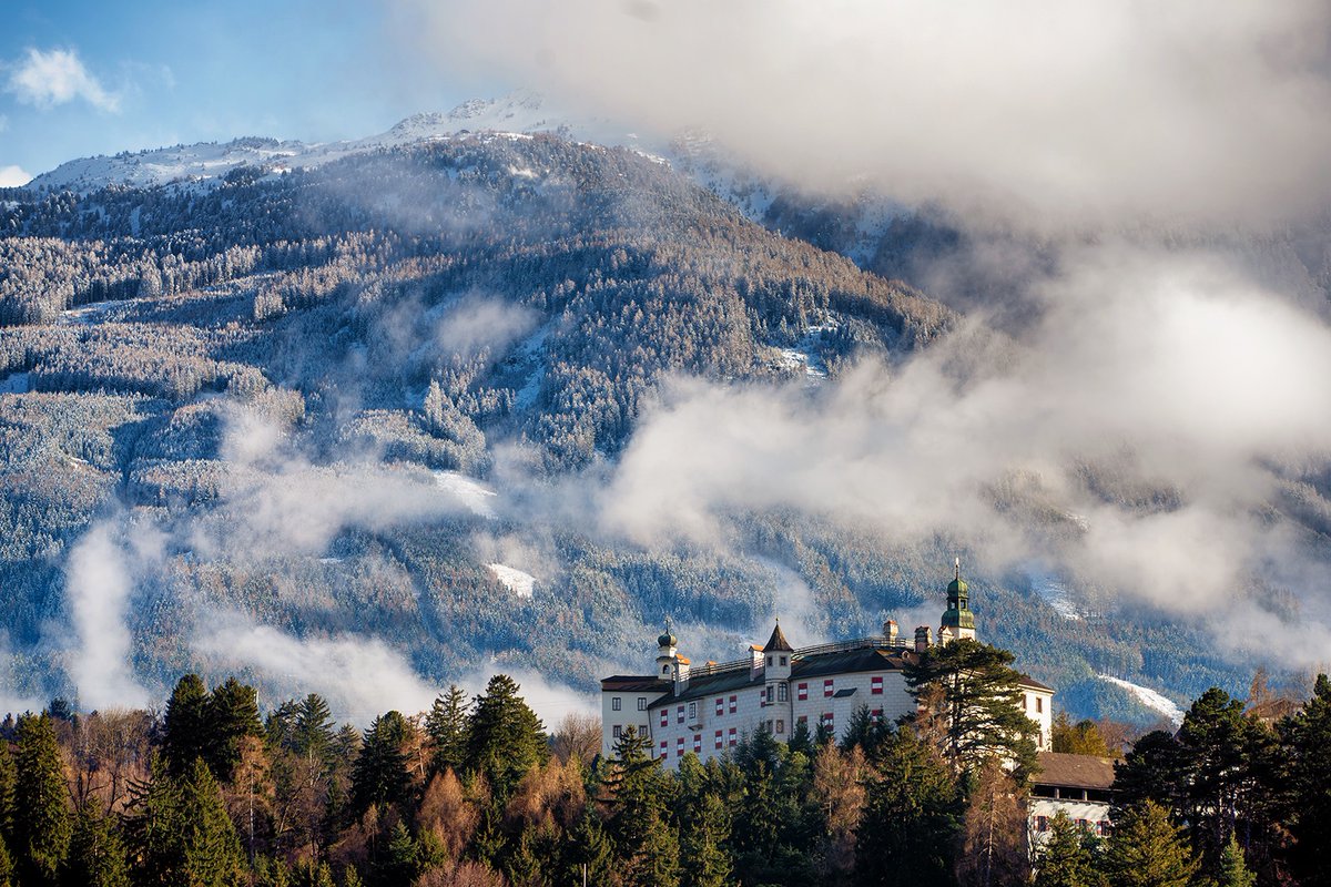 InnsbruckTVB's tweet image. The best thing about April showers is they often come as 🌨️ not 🌧️ 😁

The views are extra special when the mountains are freshly dusted in white but the valleys are green - esp. when the sun comes back to enjoy the panoramas properly 😎👌

📷: Danijel Jovanovic #myInnsbruck