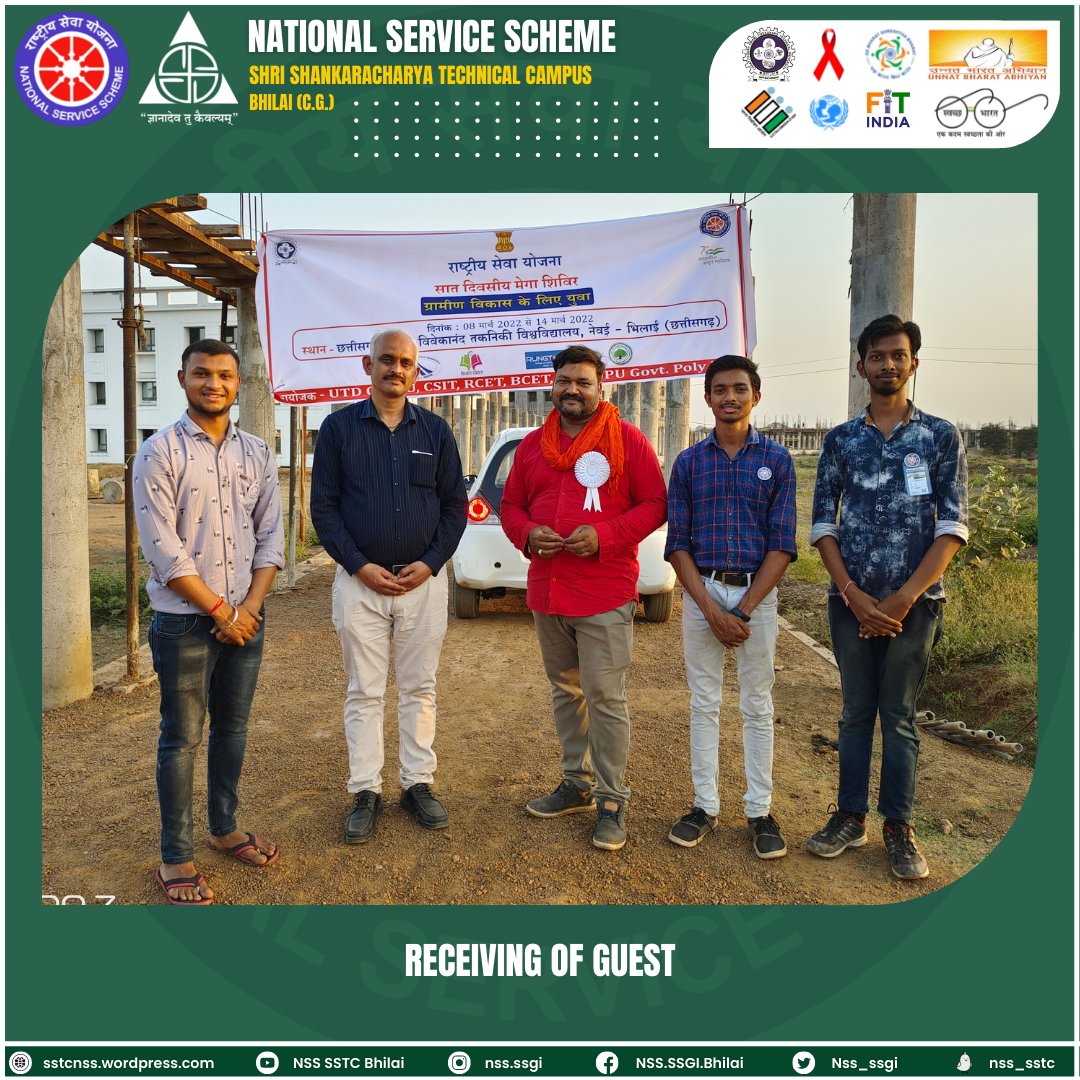 Nss_ssgi's tweet photo. And also cleared the doubts about #NSS #BCert &amp; #CCert exams.
Thereafter an #IntellectualDiscourse session was held under #GodhanNavotpad in which Mr. Ritesh Agrawal, #EkPahelSevaSamiti, Raipur, as guest taught vols how to make various things from #cowdung &amp; natural ingredients. https://t.co/0I3427Hc4F
