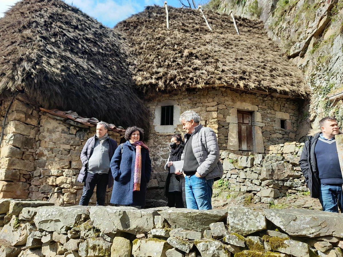 GobAsturias's tweet photo. 🔸 La consejera de Cultura, Berta Piñán, ha aprovechado la celebración de la reunión de la #RedMeda de #Museos #Etnográficos de Asturias en #Somiedo para visitar los #teitos de #Veigas. https://t.co/iqHWl6EVTy